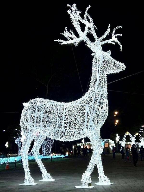 8公尺高的「耶誕大麋鹿」全身潔白、華麗。高聳受到矚目   圖：取自台東縣交觀處臉書