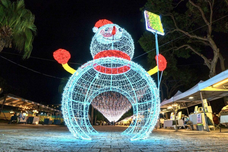 雪寶拍拍樂」大雪人可以讓人在燈飾裡自拍，相當吸睛。   圖：取自台東縣交觀處臉書