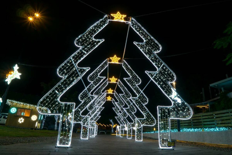象徵希望的「水漾幸福門」，讓遊客可以在聖誕樹造景中拍照打卡。   圖：取自台東縣交觀處臉書