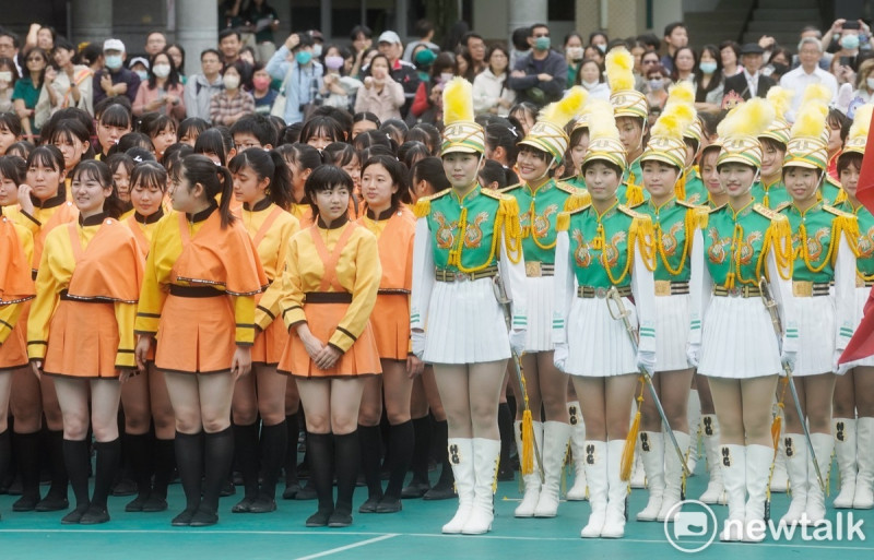 北一女中樂儀隊和日本京都橘高校吹奏部學生在北一女中120週年校慶活動中合體演出。   圖：張良一/攝