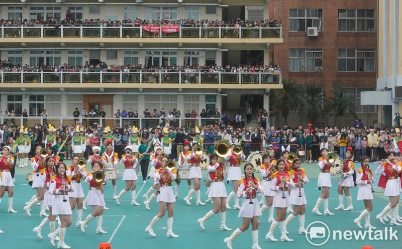 北一女中樂儀隊在120週年校慶活動率先登場演出，學校各個樓層都擠滿了學生、家長和畢業校友。   圖：張良一/攝