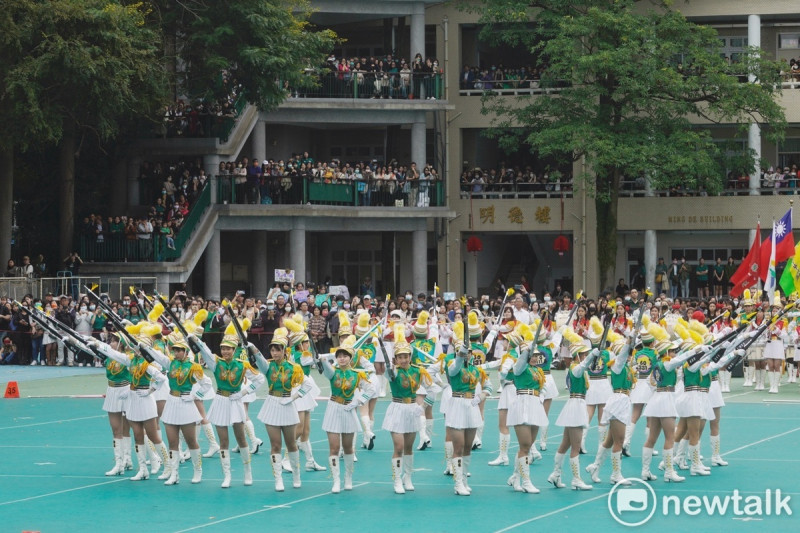 北一女中樂儀隊在120週年校慶活動率先登場演出。   圖：張良一/攝