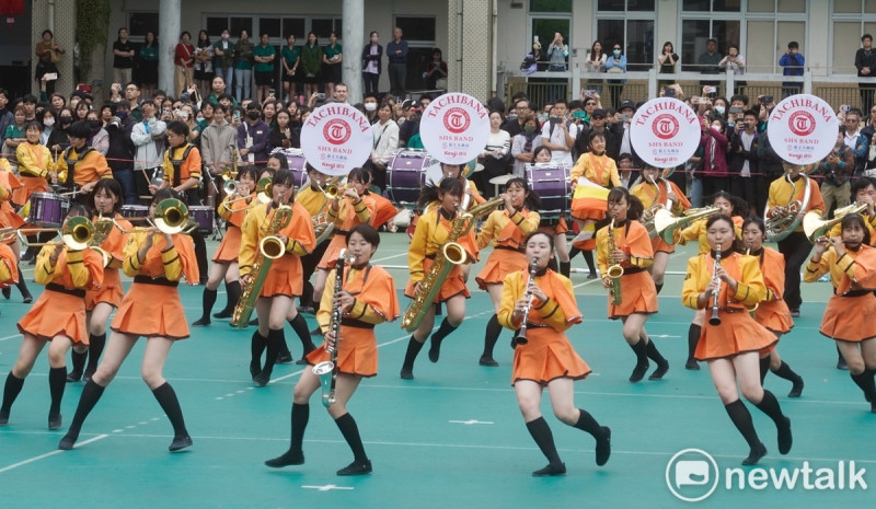 京都橘高校吹奏部學生應邀在北一女中120週年校慶活動中演出8首曲目，現場演出精彩，觀眾也頻頻已尖叫歡呼互動，場面熱烈。   圖：張良一/攝