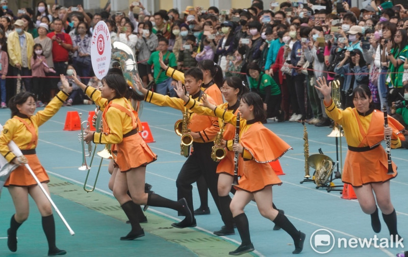 橘高校吹奏部學生在演出同時也向現場的學生、家長和畢業校友揮手，帶動氣氛。   圖：張良一/攝