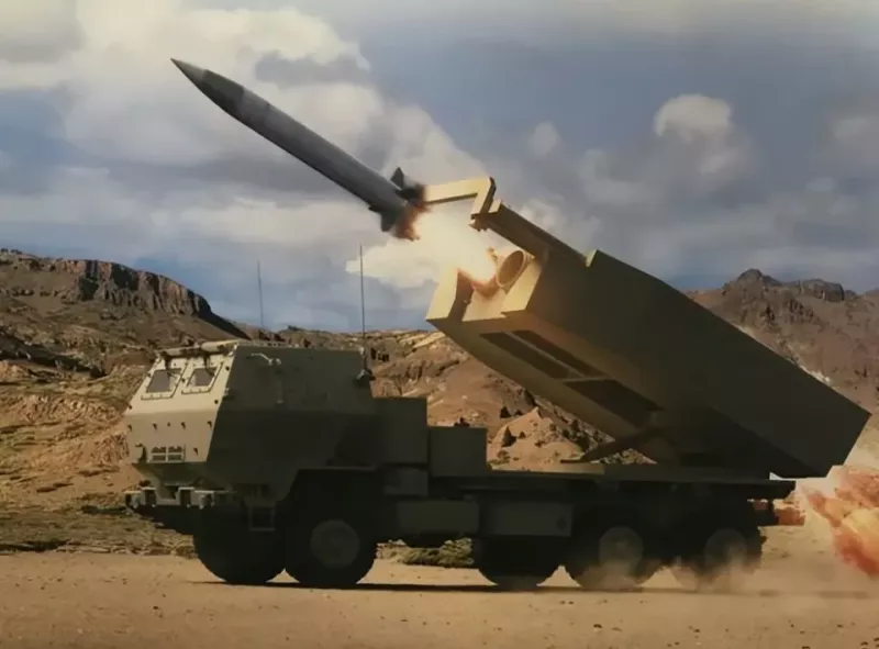 「海馬斯多管火箭系統」是一種多管遠程殺傷武器，具有快速部署和高機動性的特點，是美軍陸軍火力支援的重要力量。   圖：翻攝自騰訊網