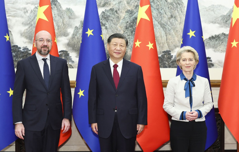 習近平在北京釣魚台國賓館會見歐洲理事會主席米歇爾(左)和歐盟執委會主席馮德萊恩(右)。   圖 : 翻攝自人民日報