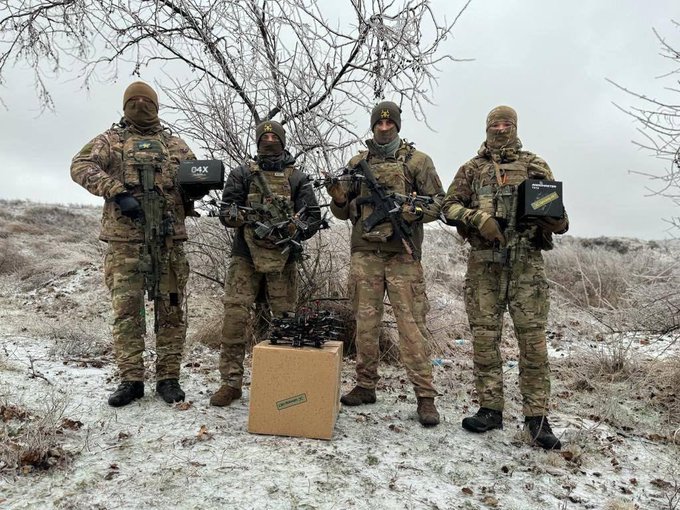 烏克蘭軍隊將手榴彈和迫擊砲綁在網路上購買的無人機上，並使用虛擬實境將無人機引導到俄羅斯的目標上，並進行自殺式襲擊，圖為烏克蘭軍隊接受無人機捐贈。   圖：翻攝自X帳號「@wilendhornets」