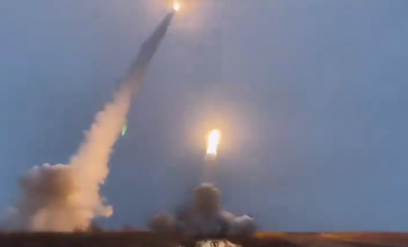從網路影片中可見，烏軍正用海馬斯系統向俄軍發射飛彈，現場冒出大量火光及濃煙。   圖：翻攝自X帳號「@front_ukrainian」