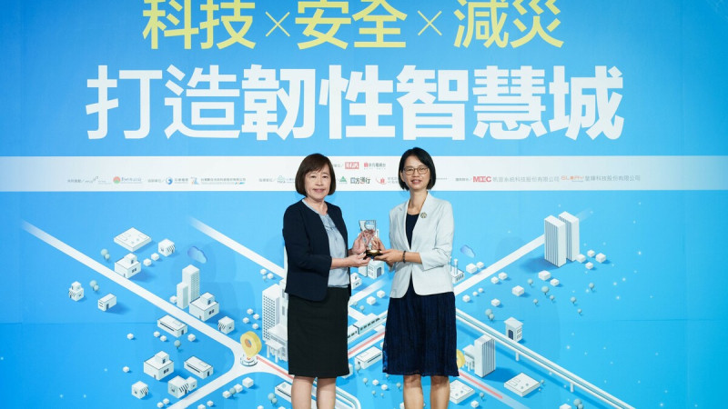 交通局局長張淑娟(右)獲頒卓越貢獻獎智慧運輸領域獎。   圖：高雄市政府/提供
