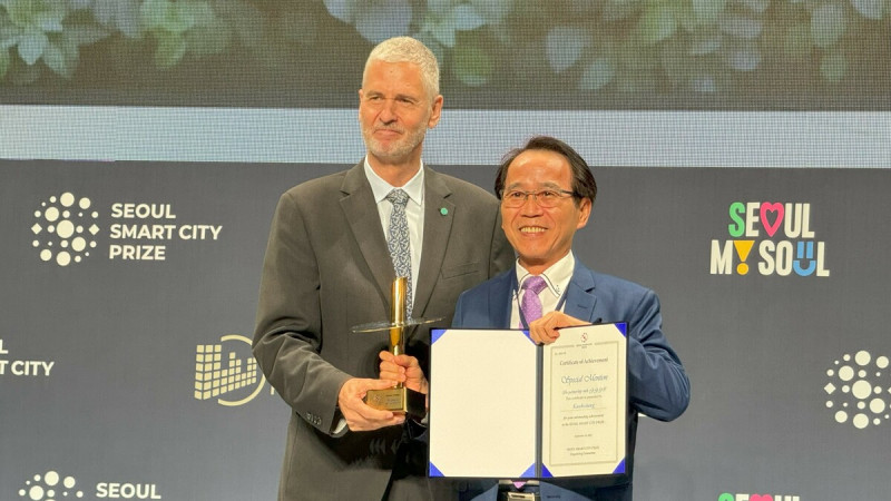 林欽榮(右)代領高雄農來訊榮獲WeGO首爾智慧城市獎特別獎。   圖：高雄市政府/提供