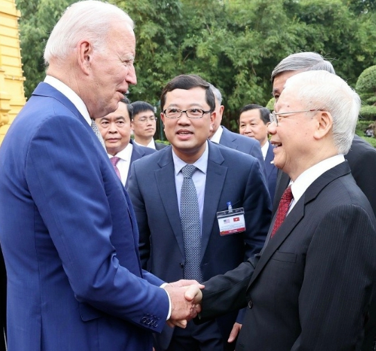 美國總統拜登9月抵達河內開啟訪問並與出席迎接儀式的阮富仲握手 圖 : 翻攝自越南快訊 美國總統拜登9月抵達河內開啟訪問並與出席迎接儀式的阮富仲握手 圖 : 翻攝自越南快訊