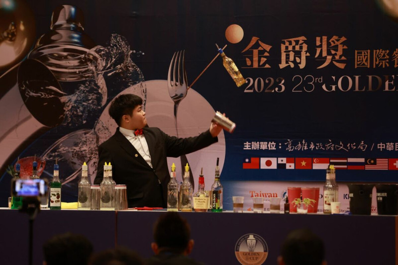 花式調酒選手參賽展現自信。 圖:高雄市文化局/提供