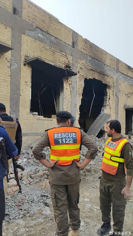 巴基斯坦發生自殺炸彈攻擊事件，自殺炸彈客襲擊當地警局辦公室，爆炸發生後還發生數小時的槍戰，至少造成30人死亡。   圖：翻攝「微博」@央視軍事