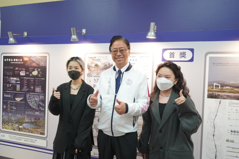 張善政表示,此次得獎的37件作品都非常優秀,將為日後廊道的空間設計提供更多創意與刺激,讓未來的桃園變得不一樣、變得更美。 圖:桃園市都發局/提供