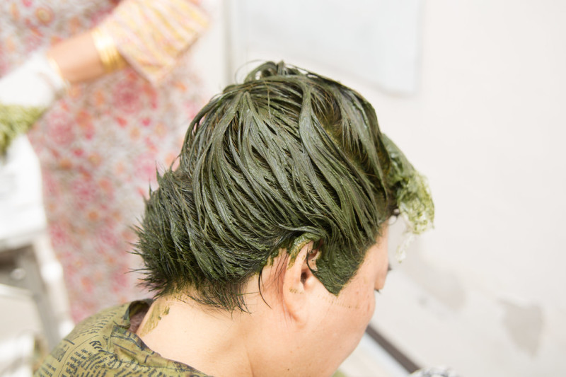 染髮應避免接觸皮膚造成過敏。   圖：取自台灣環境資訊協會