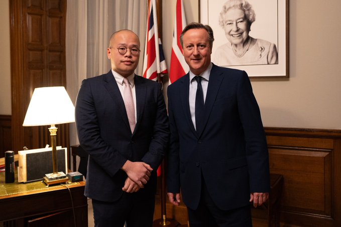 英國外交大臣卡麥隆（David Cameron）(右)會見黎崇恩(左)。   翻攝自英國外交部X帳號