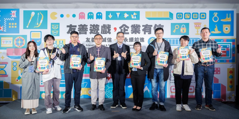  數位遊戲產業自律推動委員會王學武主委(左5)頒發友善遊戲獎項予9款網路連線遊戲 圖：台北市電腦商業同業公會/提供 
