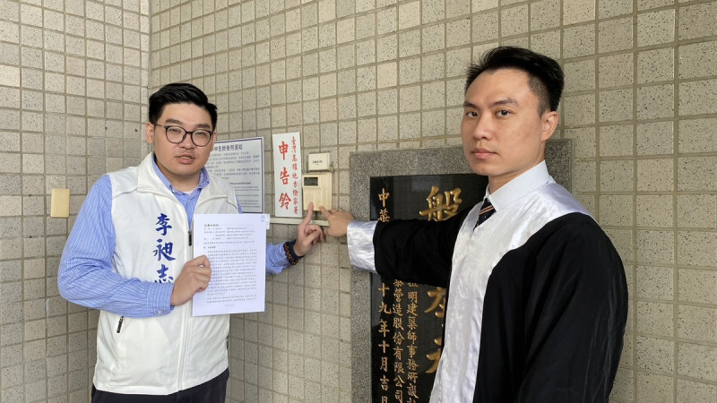 李昶志(左)代表鍾易仲,在律師張弘康(右)陪同下前往雄檢按鈴申告張博洋。 圖:鍾易仲競總/提供