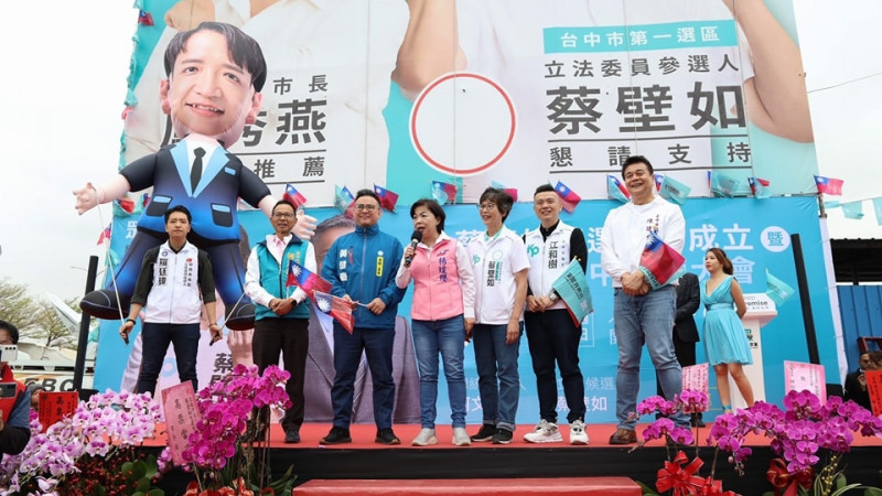 陳廷秀（右一）雖未加入民眾黨，但一路走來仍相當支持柯文哲。   台灣民眾黨/提供
