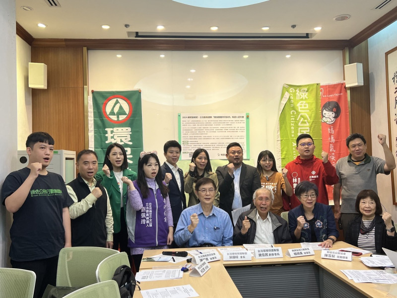 台灣環境保護聯盟等22個環團與民團今（14）天邀請各政黨立委參選人簽署30項訴求的認同書，內容包含「是否支持撤銷核四計畫」等，主要政黨除國民黨及民眾黨以外，皆有立委參選人代表出席。   圖：台灣環境保護聯盟提供。