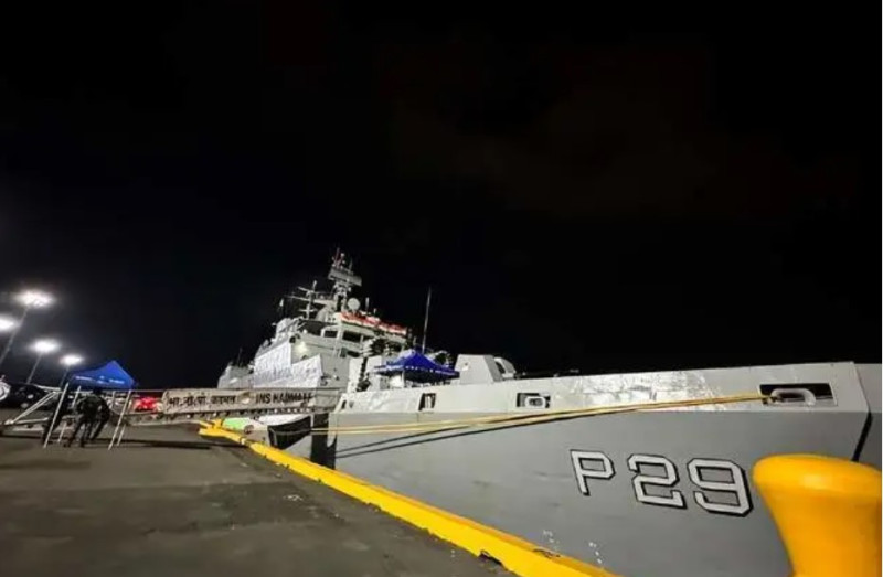 印軍的卡莫塔級反潛護衛艦卡德馬特號，到馬尼拉訪問，表達對菲律賓南海主權的相挺之意。   圖：翻攝自遠鑿先知