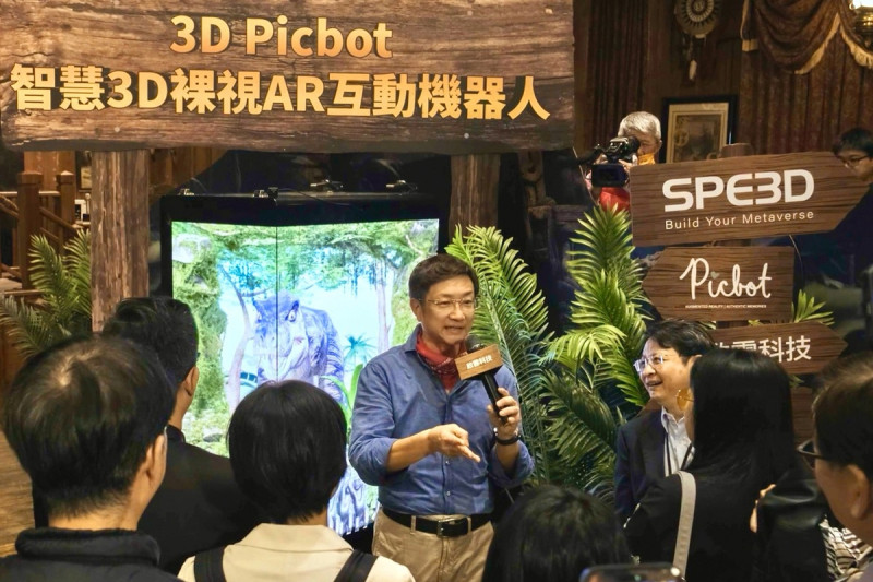 啟雲科技董事長丘立全介紹展示最新研發產品「3D Picbot」   圖：啟雲科技提供