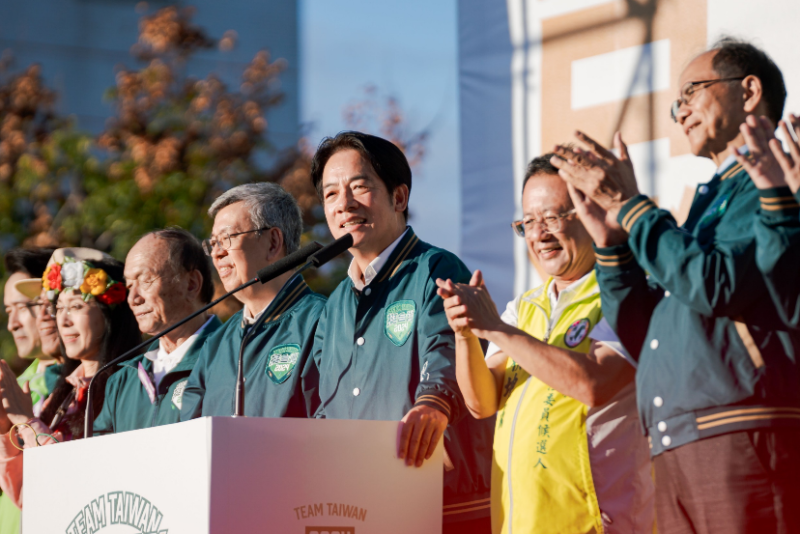 賴坤成（右二）代表民進黨參選台東縣立委，賴清德日前到台東站台。   圖：賴清德競總提供