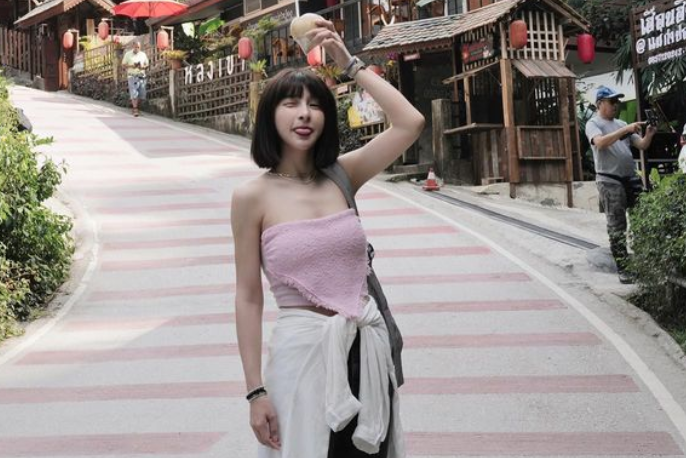峮峮近日前往泰國旅遊，因為泰國天氣太熱，峮峮上半身只穿一件粉色平口衣，襯托出她纖細火辣的身材。   圖：翻攝自峮峮IG
