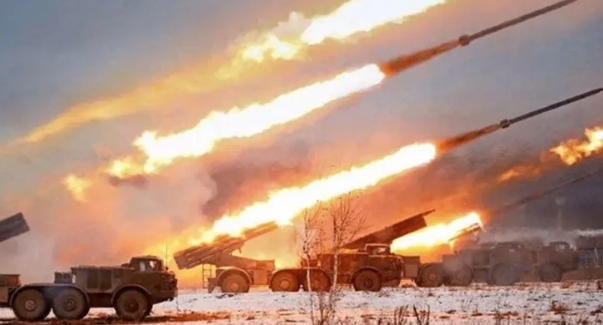 俄軍火箭彈密集開火，對烏軍陣地發動攻擊。   圖 : 翻攝自空天力量