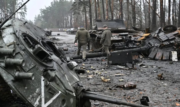 俄烏戰場上到處可見被炸爛的坦克車。   圖 : 翻攝自空天力量