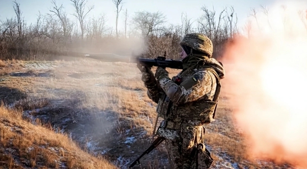 烏克蘭士兵發射槍榴彈對俄軍展開反擊。   圖 : 翻攝自空天力量