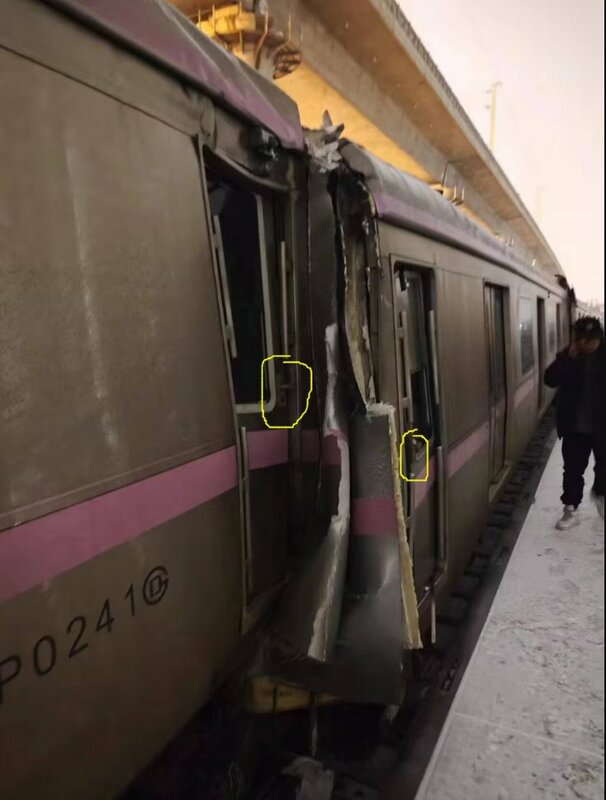 受到撞擊的兩節車廂，變形程度相當嚴重。   圖：翻攝自李老師不是你老師X帳號