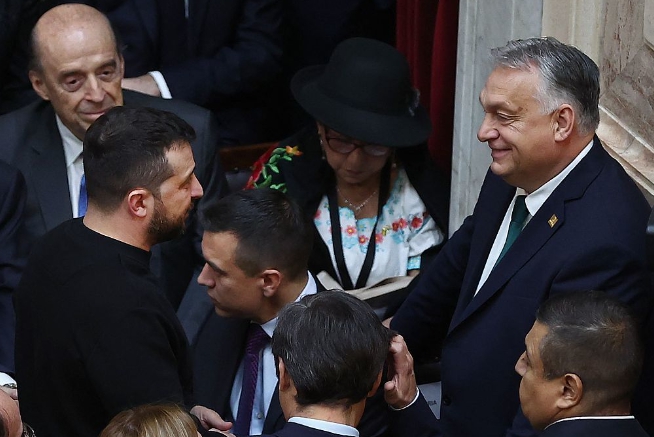 烏克蘭總統澤連斯基(左)在阿根廷總統米萊的就職典禮上，就曾跟匈牙利總理奧班(又譯歐爾班)就烏克蘭入歐盟的事情針鋒相對。   圖 : 翻攝自視覺中國