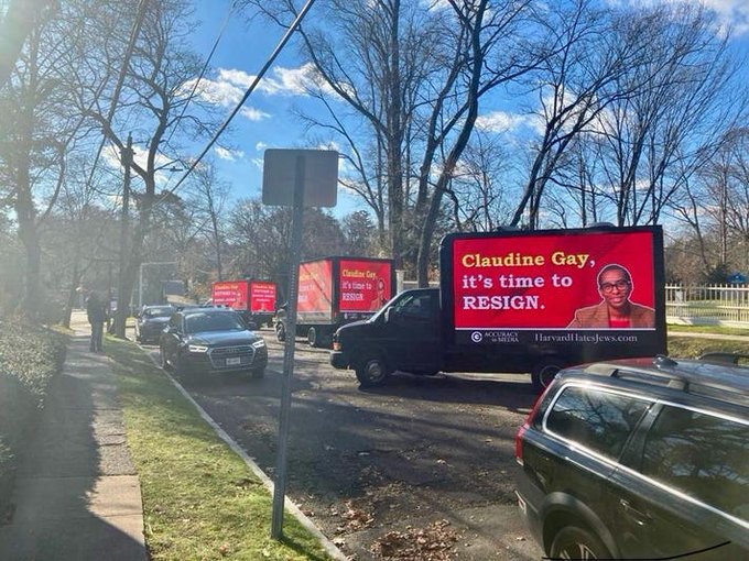 停在哈佛校園外的廣告卡車，表明現任哈佛校長蓋伊「該離職了」。   圖：翻攝自Dr. Eli David 個人X帳號