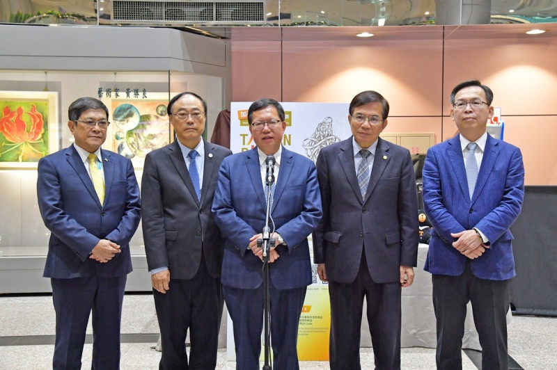 行政院長鄭文燦今（15）天下午出席「2023年第600萬名來臺旅客迎賓活動」前受訪。   圖：行政院提供
