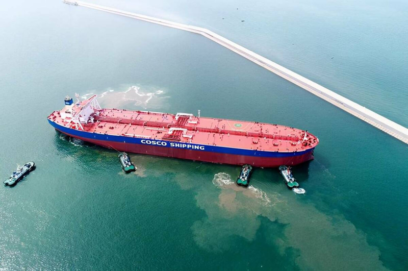 據《路透社》14 日的報導，每天約有 60 艘滿載的大型油輪在中國與波斯灣之間來回航行。這條印度洋航線至少為中國提供了一半的石油供應。   