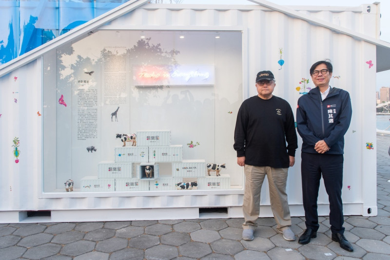 陳其邁(右)與結合盧明德(左)與創作的「海口味」展覽服務台。 圖:高雄市立美術館/提供