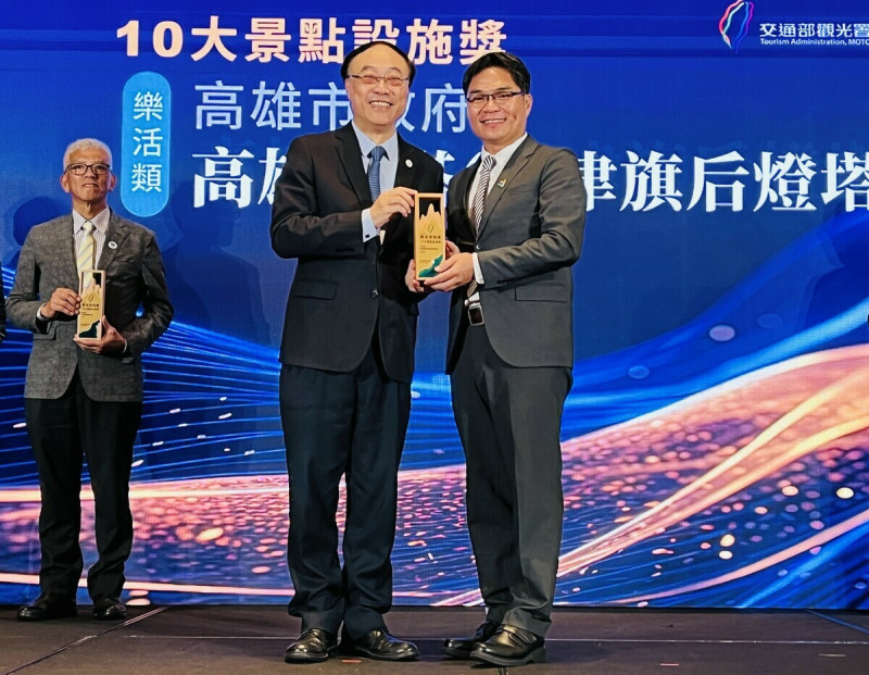高市觀光局副局長孫春良(右)代表領獎。   圖：高雄市觀光局/提供