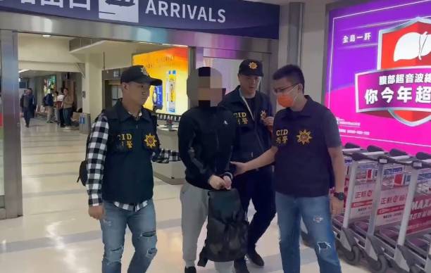 蔡嫌(左二)入境小港機場被逮。   圖：孫家銘翻攝