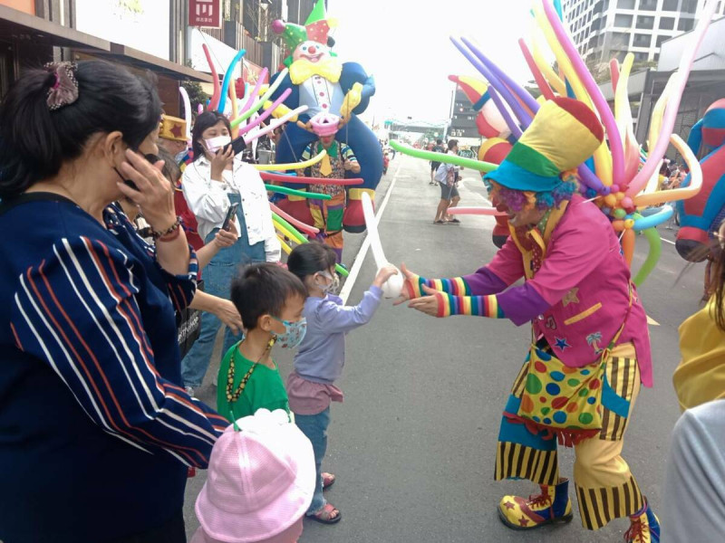 小朋友開心收下氣球。 圖:孫家銘攝