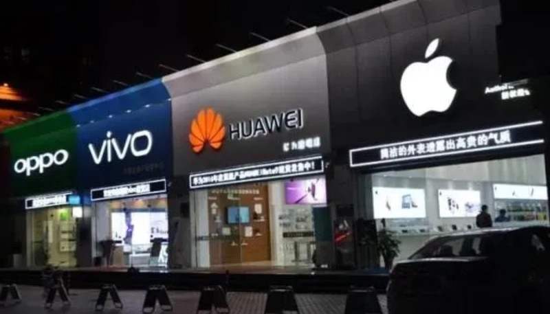 彭博社援引知情人士說法，指越來越多的中國機構和國有企業禁止員工攜帶 iPhone 和其他國外品牌設備上班。   圖：取自中國「知乎」網