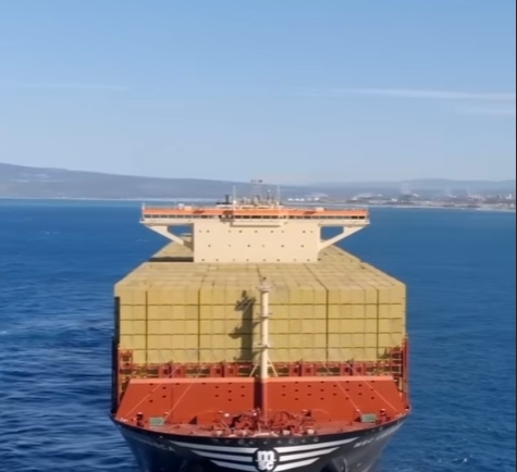 全球最大海運公司之一地中海航運公司（Mediterranean Shipping Company）表示，旗下1艘貨櫃船昨天在紅海遇襲。（示意圖）   圖/取自msccargo IG