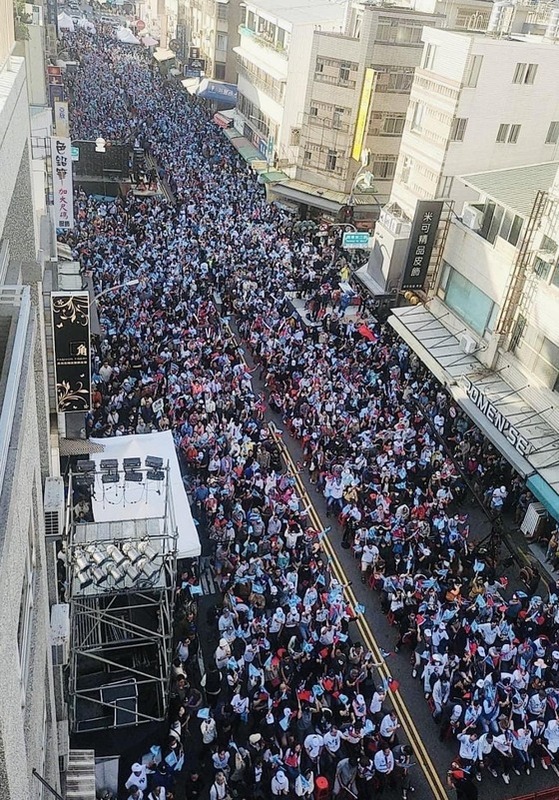 民眾黨 6 場全國造勢大會昨（16）日首站前往熱鬧的台南中西區，一張支持者聲勢浩大，將尊王路擠得水泄不通的現場照於社群媒體發酵。   圖：擷自楊寶楨臉書