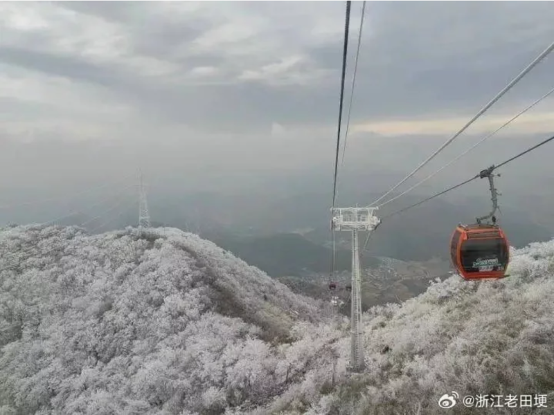 浙江湖州的雲上草原高山旅遊度假區昨天發生纜車停駛，事發當時有51名旅客受困在纜車內。   圖：取自微博。