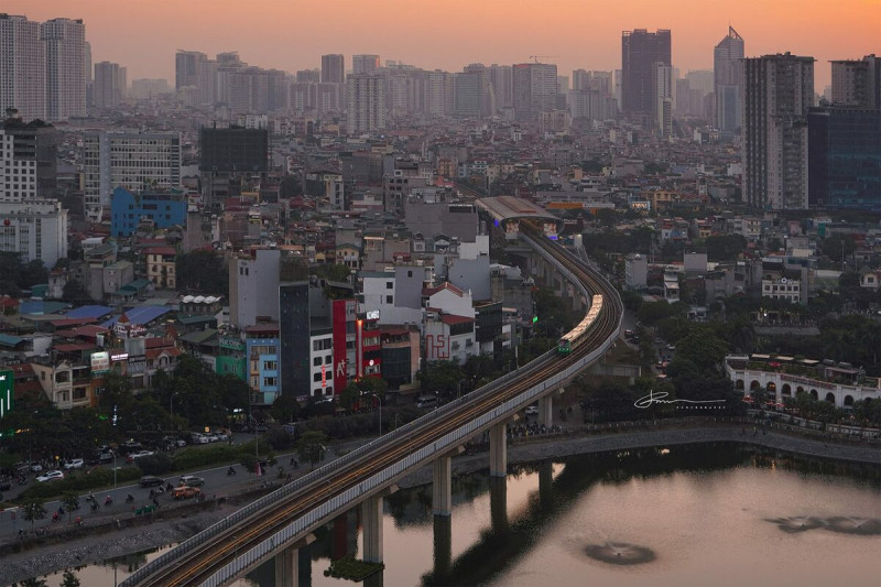  河內都市鐵路2A號線列車在三環路站。此路線由中國協助建設，採用中國製的列車和號誌系統，連結吉靈到河東，全長13公里，全線為高架鐵路。2011年10月動工，在2021年11月通車。 圖：NKSTTSSHNVN／wiki／CC BY-SA 4.0 DEED。 