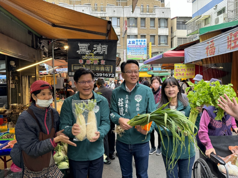 林佳龍陪莊競程到市場拜票，攤商送上花生、菜頭、鳳梨、大蒜，為莊競程加油打氣。   莊競程競總/提供