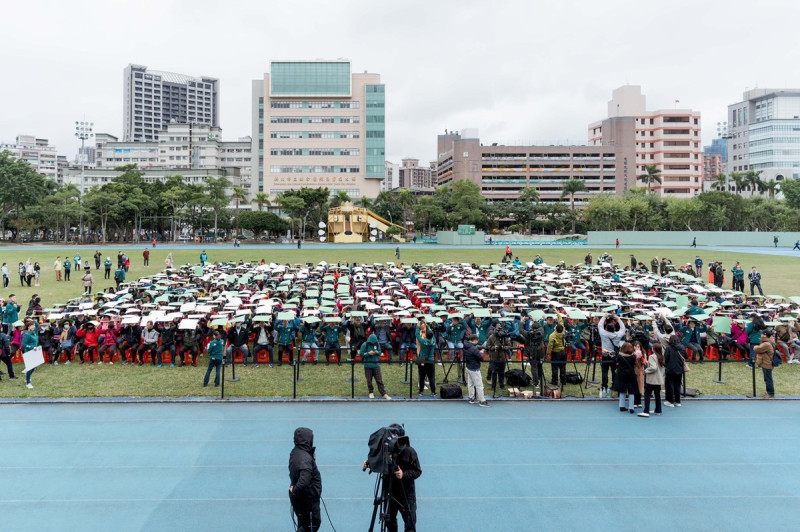 超過千位鄉親，活動中一起排出一個「WIN」字，象徵1月13日總統大選的勝利。   圖：李坤城競總提供