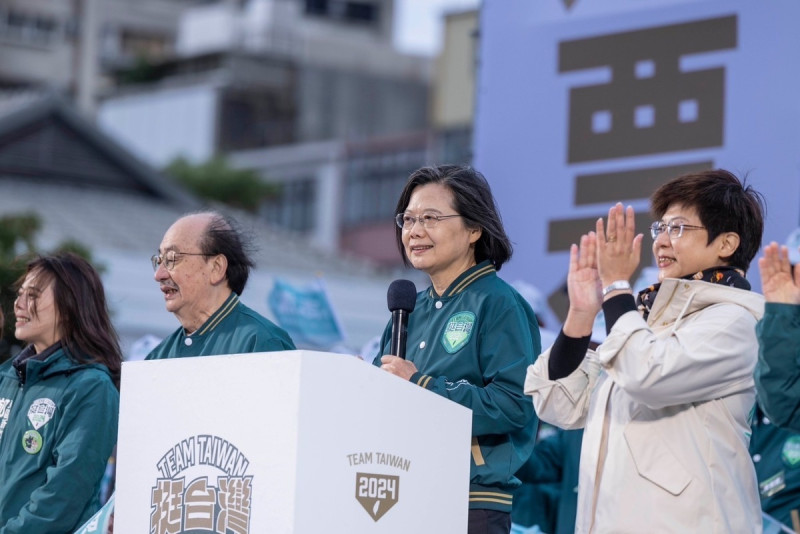 總統蔡英文16日替民進黨新竹市立委候選人林志潔站台。   圖：林志潔競總提供