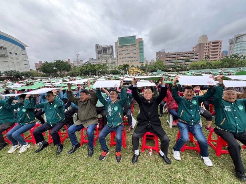 超過千位鄉親，活動中一起排出一個「WIN」字，象徵1月13日總統大選的勝利。   圖：李坤城競總提供