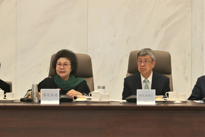 監察院今（18）日由院長陳菊（左）率領全體監委巡察行政院。   圖：監察院提供